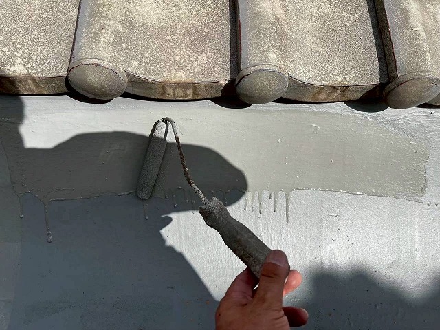 加古川市　谷板金の重ね塗りを行う職人